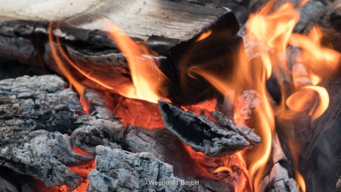 mit den Augen und der Kamera ins Feuer schauen